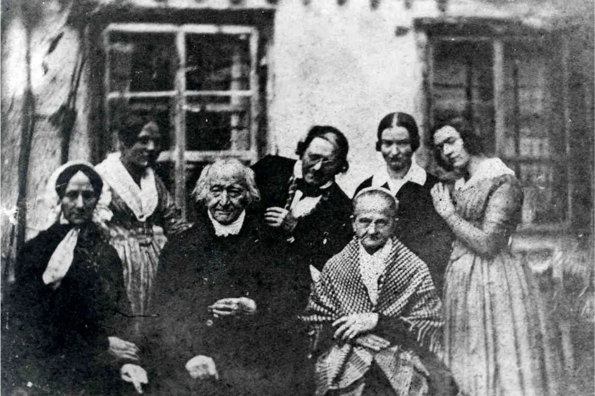 Odnaleziona po latach fotografia, wykonana w październiku 1840 roku, może przedstawiać wdowę po Mozarcie, Konstancję (z przodu po lewej), pozującą ze szwajcarskim kompozytorem Maxem Kellerem (w środku), jego żoną Josefą (z przodu po prawej) oraz innymi osobami. Fot.: HO STADT ALTOETTING / AFP via Getty Images. Odnaleziona po latach fotografia, wykonana w październiku 1840 roku, może przedstawiać wdowę po Mozarcie, Konstancję (z przodu po lewej), pozującą ze szwajcarskim kompozytorem Maxem Kellerem (w środku), jego żoną Josefą (z przodu po prawej) oraz innymi osobami. Fot.: HO STADT ALTOETTING / AFP via Getty Images.